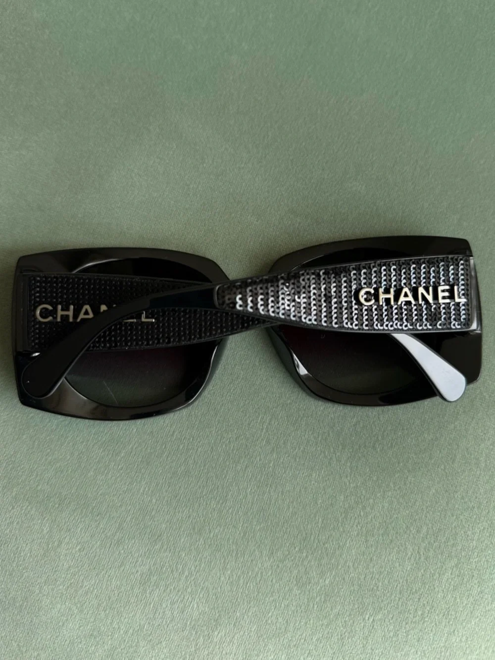 CHANEL Elegant Black Sunglasses